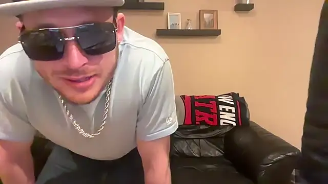 mr mrs glitter online show from April 27, 5:16 am