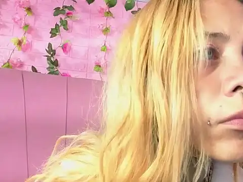 Snapshot of Dakota_Angell_ chatting on May 7, 2:28 am Dakota Angell online show from May 7, 2:28 am