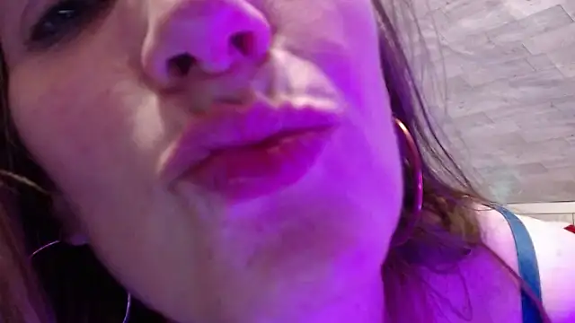 Snapshot of Roxxxanne069 chatting on February 23, 6:11 am Roxxxanne069 online show from February 23, 6:11 am