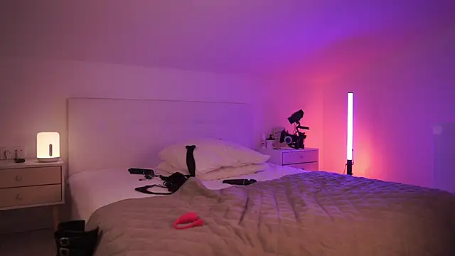 Sarah Pink online show from March 1, 8:31 pm