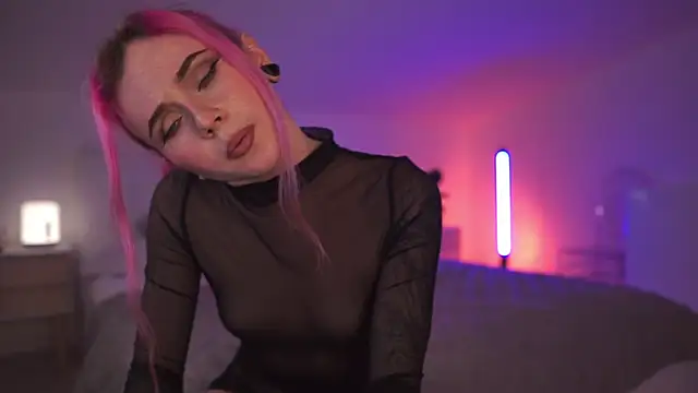 Sarah Pink online show from March 20, 5:25 pm