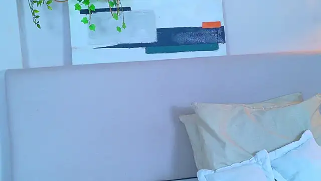 VioletBloomm online show from March 31, 11:43 am