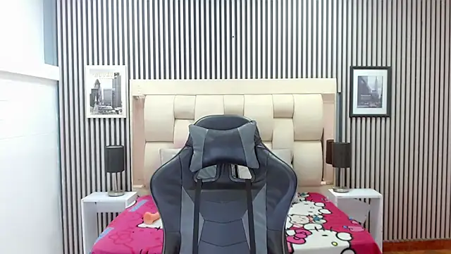 Snapshot of Sophia_Valentina chatting on February 25, 12:48 pm Sophia Valentina online show from February 25, 12:48 pm