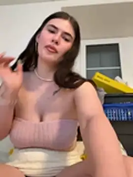 Snapshot of Evie-Moore chatting on February 4, 5:19 pm Evie-Moore online show from February 4, 5:19 pm