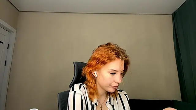 Snapshot of LuxuryRita chatting on February 9, 1:48 pm LuxuryRita online show from February 9, 1:48 pm