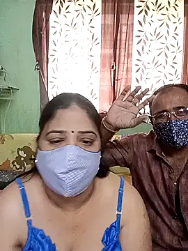 Snapshot of HoneyHush chatting on February 5, 7:13 am HoneyHush online show from February 5, 7:13 am