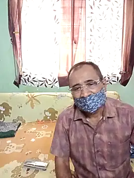 Snapshot of HoneyHush chatting on February 6, 8:07 am HoneyHush online show from February 6, 8:07 am