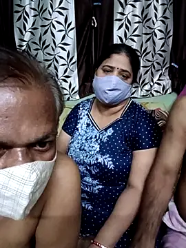 Snapshot of HoneyHush chatting on February 18, 6:15 pm HoneyHush online show from February 18, 6:15 pm