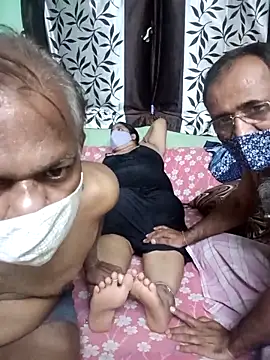 Snapshot of HoneyHush chatting on February 28, 5:47 pm HoneyHush online show from February 28, 5:47 pm