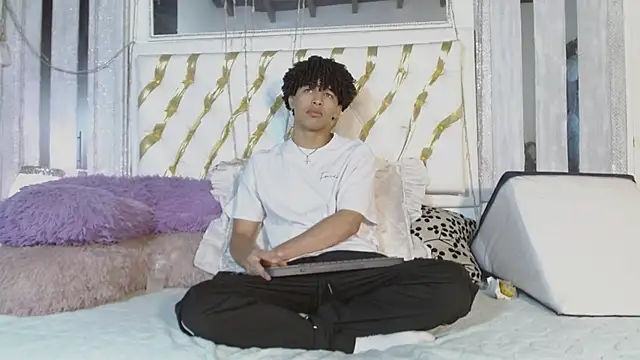 ian smith  online show from April 14, 12:00 pm