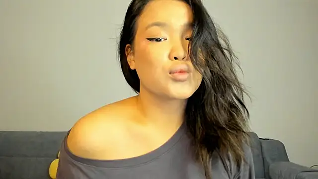 luna yum online show from February 10, 7:29 pm