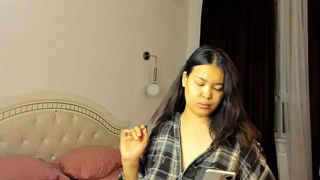 luna yum online show from February 12, 7:09 pm