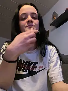 Snapshot of LeonieClaire chatting on February 9, 9:30 pm LeonieClaire online show from February 9, 9:30 pm