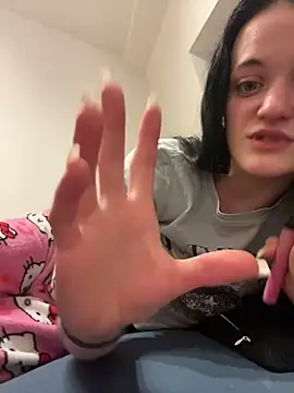 Snapshot of LeonieClaire chatting on February 15, 10:39 pm LeonieClaire online show from February 15, 10:39 pm