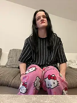 Snapshot of LeonieClaire chatting on February 18, 8:32 am LeonieClaire online show from February 18, 8:32 am