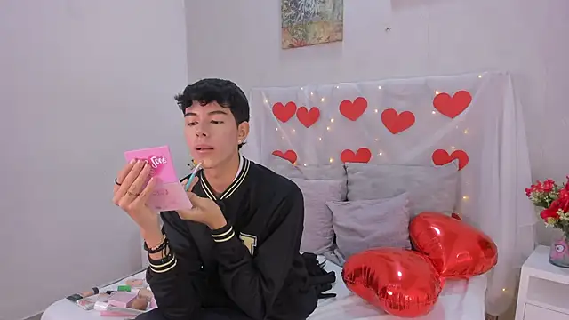 Snapshot of noah_lewiss chatting on February 17, 10:56 am noah lewiss online show from February 17, 10:56 am