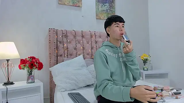 Snapshot of noah_lewiss chatting on February 20, 10:38 am noah lewiss online show from February 20, 10:38 am