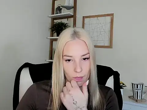 Snapshot of VelvetAngela chatting on February 6, 7:02 am VelvetAngela online show from February 6, 7:02 am