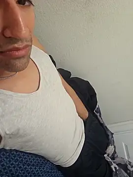 Snapshot of Yoloso33 chatting on February 26, 5:34 pm Yoloso33 online show from February 26, 5:34 pm