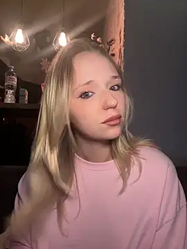 Snapshot of RollDollsi chatting on March 16, 6:06 am RollDollsi online show from March 16, 6:06 am