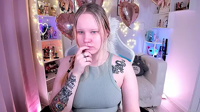 AnnieVibe online show from February 6, 5:27 pm