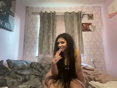 RavenNoirr online show from April 4, 5:10 pm