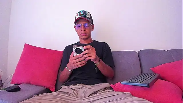 Snapshot of StellayDrake chatting on February 7, 3:27 pm StellayDrake online show from February 7, 3:27 pm