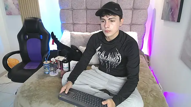 Snapshot of Samu_Hott chatting on May 15, 8:05 pm Samu Hott online show from May 15, 8:05 pm