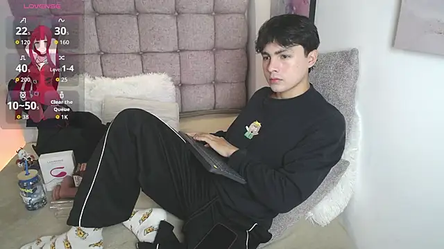 Snapshot of Samu_Hott chatting on July 1, 8:19 pm Samu Hott online show from July 1, 8:19 pm