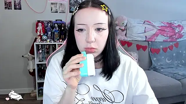 MollysLand online show from March 18, 8:17 am