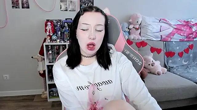 MollysLand online show from March 23, 8:51 am