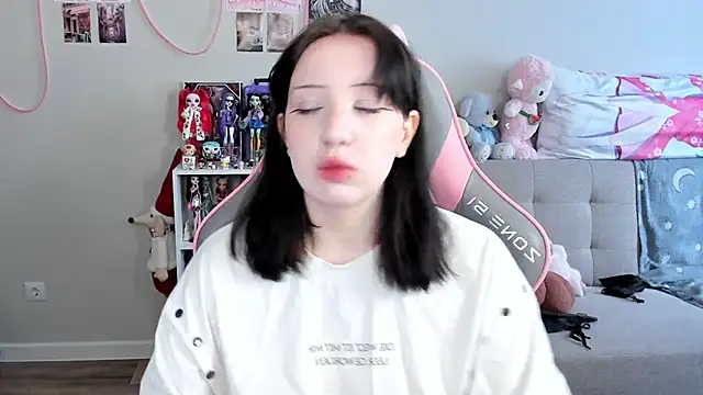 MollysLand online show from April 10, 9:36 am