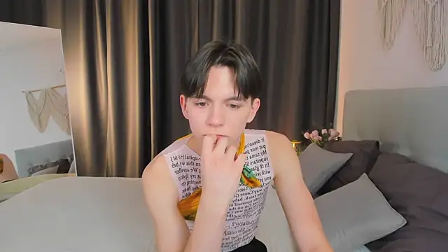 Snapshot of Ian_Harrickton chatting on March 1, 3:47 pm Ian Harrickton online show from March 1, 3:47 pm