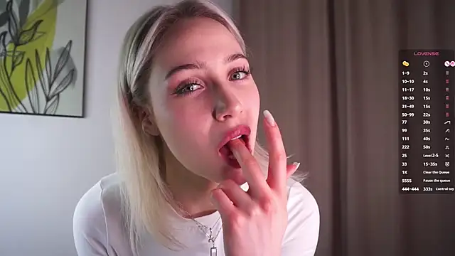 Snapshot of Nianelo chatting on February 14, 1:08 pm Nianelo online show from February 14, 1:08 pm