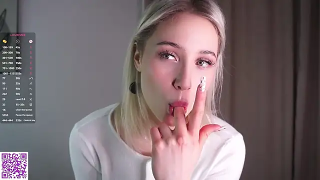 Snapshot of Nianelo chatting on February 26, 9:03 pm Nianelo online show from February 26, 9:03 pm