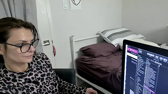 Snapshot of JUCY_APPLE chatting on February 26, 6:51 pm JUCY APPLE online show from February 26, 6:51 pm