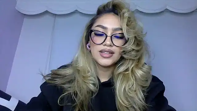 Snapshot of Maddy_Beluci chatting on July 2, 10:27 pm Maddy Beluci online show from July 2, 10:27 pm