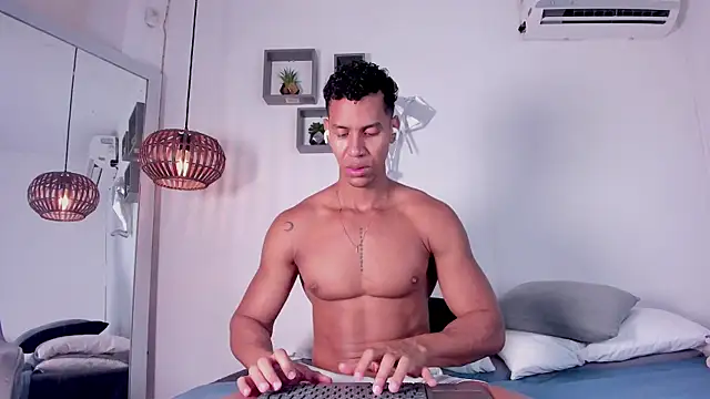 Snapshot of Royland_Vega chatting on February 6, 2:53 pm Royland Vega online show from February 6, 2:53 pm