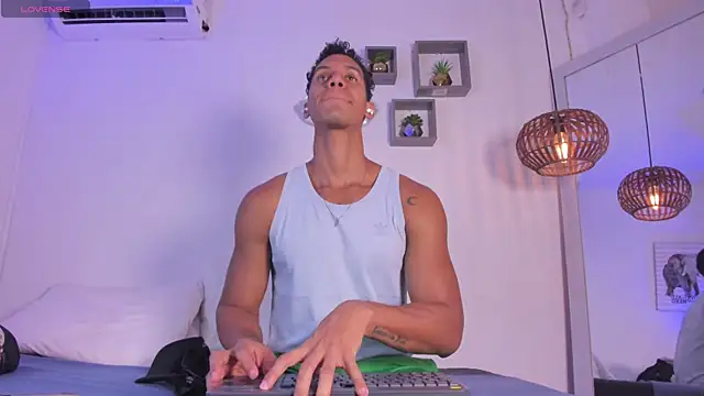 Snapshot of Royland_Vega chatting on March 3, 11:38 am Royland Vega online show from March 3, 11:38 am