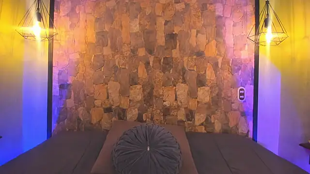 Elizabeth Ferrer online show from February 13, 7:10 pm