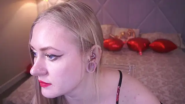 Snapshot of DramaQuenns chatting on February 11, 7:24 am DramaQuenns online show from February 11, 7:24 am