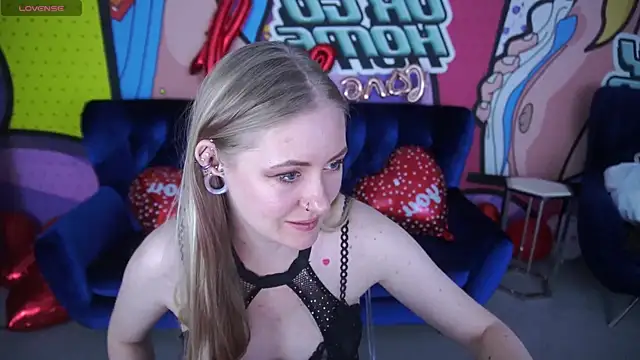 Snapshot of DramaQuenns chatting on February 14, 6:43 am DramaQuenns online show from February 14, 6:43 am