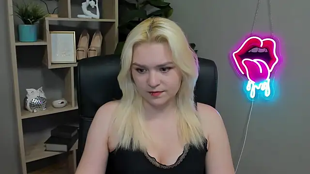 SweetLilyxo online show from March 30, 6:25 am