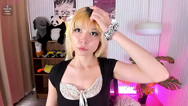 Snapshot of Laukyubey1 chatting on February 11, 8:03 pm Laukyubey1 online show from February 11, 8:03 pm