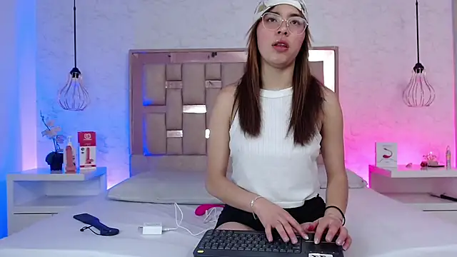 Snapshot of ChloeSteele chatting on February 15, 12:03 pm ChloeSteele online show from February 15, 12:03 pm