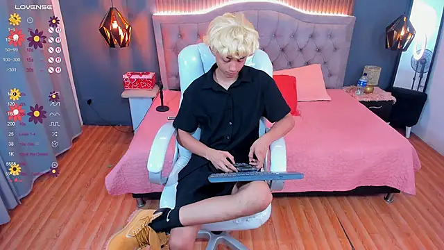 Snapshot of Noa_03 chatting on March 6, 12:56 pm Noa 03 online show from March 6, 12:56 pm