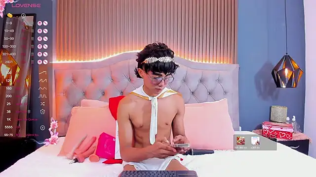 Snapshot of Noa_03 chatting on April 11, 6:23 pm Noa 03 online show from April 11, 6:23 pm