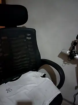 Snapshot of aki_zz69 chatting on February 5, 12:48 am aki zz69 online show from February 5, 12:48 am