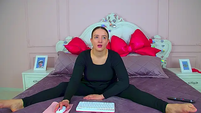 ElinaBellucci online show from March 13, 4:19 am