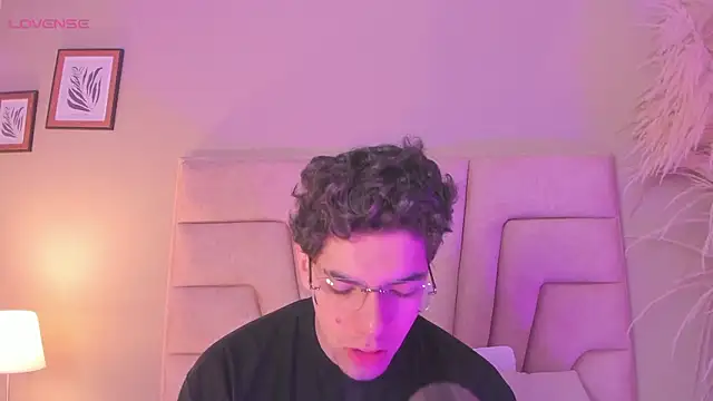 Snapshot of Axel_Creed chatting on February 10, 10:19 am Axel Creed online show from February 10, 10:19 am